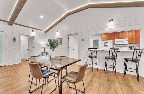 Bryant Cabin | Hummingbird Cabin with a private hot tub!