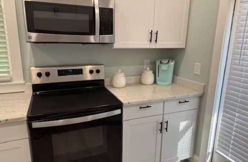 Commerce Cottage | Hummingbird Cottage