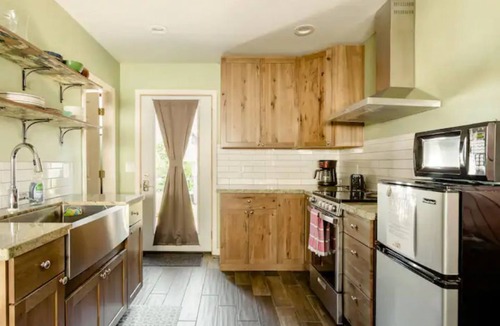 Swiss Manor Apartment | Hummingbird House (Unit B)
