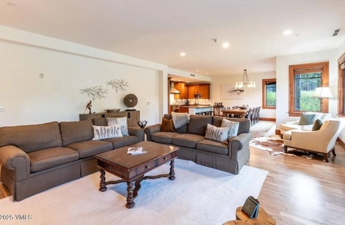 Avon Condo | Hummingbird Lodge A101 — True Ski-In/Ski-Out Best Ski Access in Bachelor Gulch