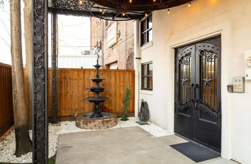 Terrell Apartment | Hummingbird Place: Loft & Mural