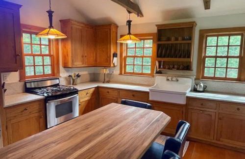 Dyke House | Hummingbird's Rest - Wine Country Cabin Retreat