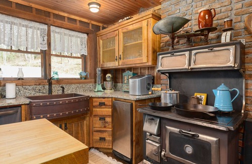 Topton Bed & Breakfast | Hummingbird Suite (Second Floor, Queen)