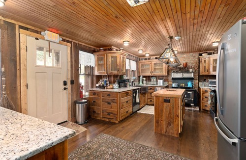 Topton Bed & Breakfast | Hummingbird Suite (Second Floor, Queen)
