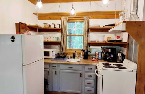 Monteagle Cabin | Hummingbird Treehouse w/Hot Tub & Firepit