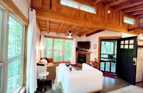 Monteagle Cabin | Hummingbird Treehouse w/Hot Tub & Firepit