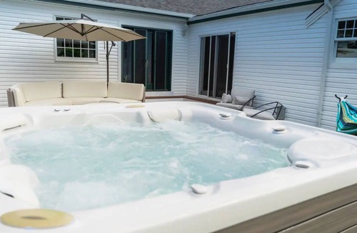 Quioque House | Humongous Hampton Home - 6BDRM/4 Baths