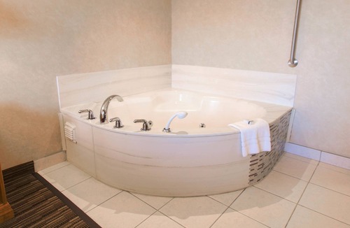 Downtown Winnipeg Hotel | Humphry Inn & Suites
