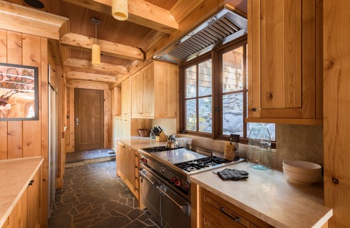 Truckee Villa | Hunter by AvantStay | Award-Winning Riverfront Cabin | 5 Min from Palisades