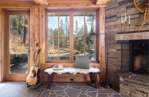 Truckee Villa | Hunter by AvantStay | Award-Winning Riverfront Cabin | 5 Min from Palisades