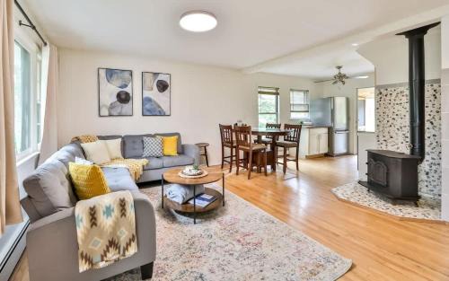 Hunter House | Hunter Hideaway with Hot Tub