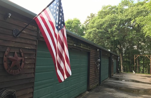 Woden Cabin | Hunter Style Lodge located on a bass Mecca lake with country views.