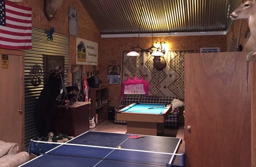 Woden Cabin | Hunter Style Lodge located on a bass Mecca lake with country views.