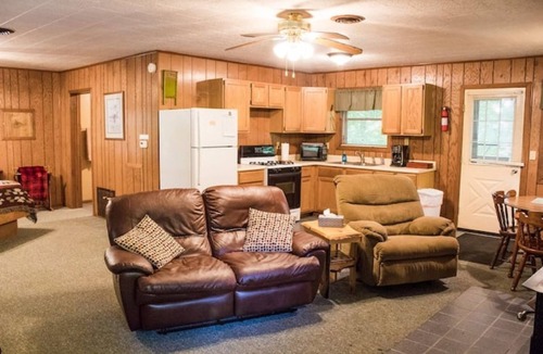 Triumph Apartment | Hunters cabin near Starved Rock at Kishauwau Cabins - sleeps 4 - no animals
