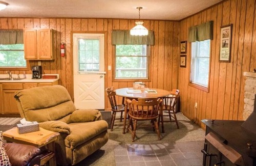 Triumph Apartment | Hunters cabin near Starved Rock at Kishauwau Cabins - sleeps 4 - no animals