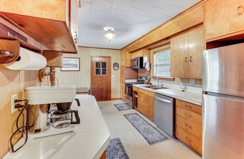 Hickory Plains House | Hunters Hideaway in Hazen w/Yard: Dogs Welcome!
