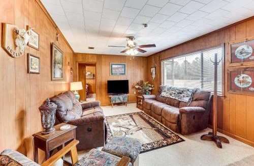 Hickory Plains House | Hunters Hideaway in Hazen w/Yard: Dogs Welcome!