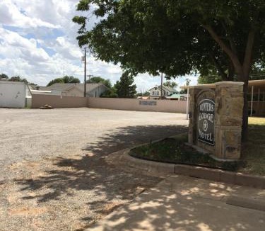 Chalk Hotel | Hunters Lodge Motel