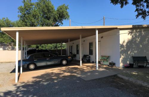 Chalk Hotel | Hunters Lodge Motel
