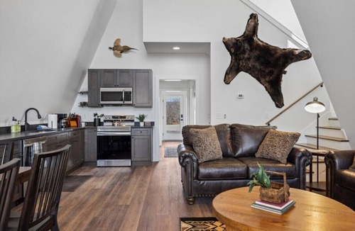 Chattanooga Valley Cabin | Hunters Ridge | Rustic Design w/Mtn Views+Hot tub