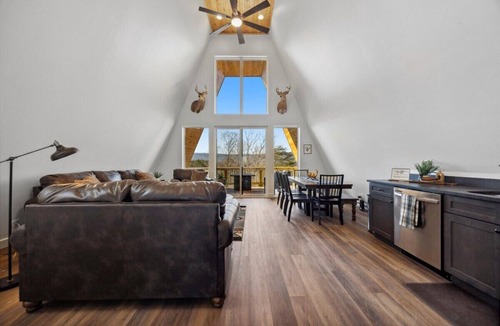 Chattanooga Valley Cabin | Hunters Ridge | Rustic Design w/Mtn Views+Hot tub