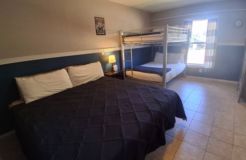 Buchanan Dam Cabin | HUNTERS SUITE SLEEPS 6