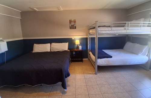 Buchanan Dam Cabin | HUNTERS SUITE SLEEPS 6