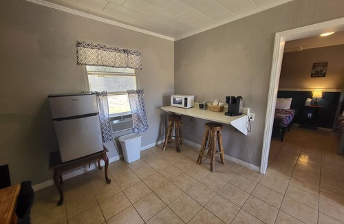 Buchanan Dam Cabin | HUNTERS SUITE SLEEPS 6