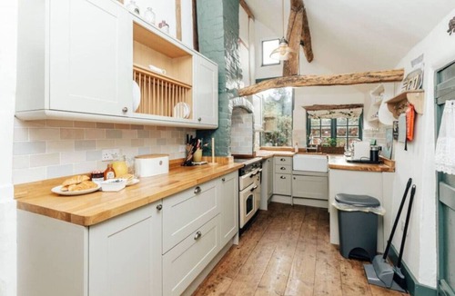 Henley House | Hunts Cottage - Pet Friendly - From 200 Per Night