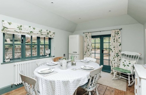 Henley House | Hunts Cottage - Pet Friendly - From 200 Per Night