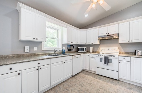 Lion's Head Cabin | Huron retreat near beach & pet friendly