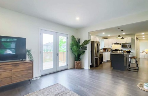 Bayfield House | Huron Time - King bed!