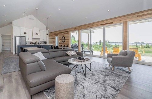 South Bruce Peninsula Cottage | Huronia Luxury: Lakefront Views and Game Room