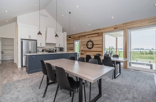 South Bruce Peninsula Cottage | Huronia Luxury: Lakefront Views and Game Room