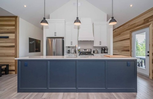 South Bruce Peninsula Cottage | Huronia Luxury: Lakefront Views and Game Room