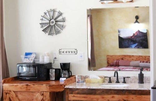 Hurricane Hotel | Hurricane Hideaway Lodging