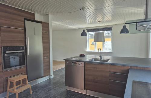 Grindsted Apartment | Hus nær Billund med spabad, have, grill og privat carport