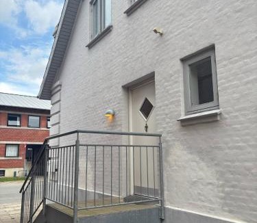 Grindsted Apartment | Hus nær Billund med spabad, have, grill og privat carport