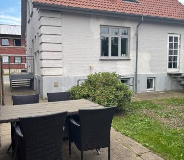 Grindsted Apartment | Hus nær Billund med spabad, have, grill og privat carport