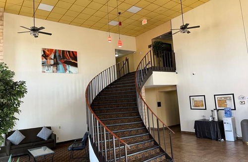 South Hutchinson Hotel | Hutchi Bell