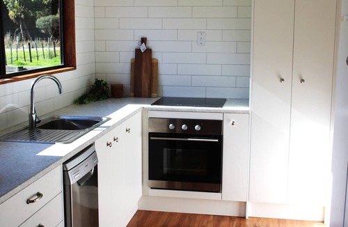 Tongaporutu House | Hutiwai hideaway cottage