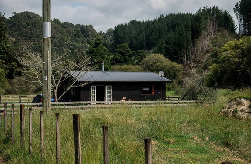 Tongaporutu House | Hutiwai hideaway cottage