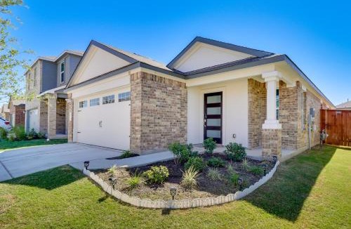 Hutto House | Hutto Getaway w/Yard, 9 Mi to Lake Pflugerville!