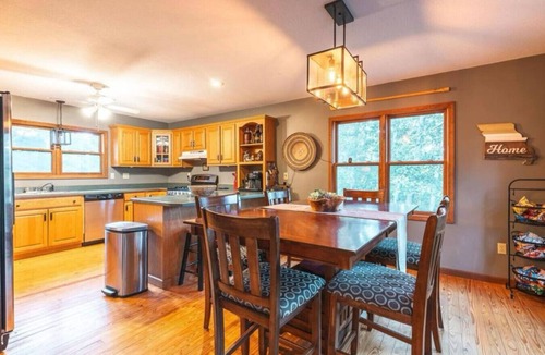 Steelville House | Huzzah Springs- hot tub, barrel sauna & arcade