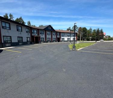 Wawa Hotel | HWY 17 Hotel