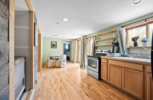 Leadville North House | Hwy 91 Log Cabin — 2BR/2BA, Fireplace, Mtn Views, Sleeps 4