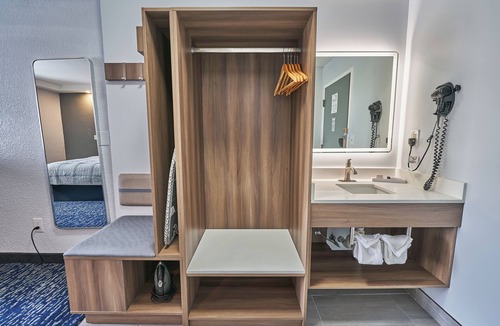 Main Street Hyannis Hotel | Hyannis Plaza Hotel