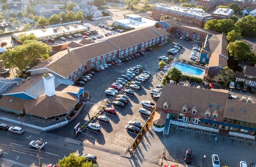 Main Street Hyannis Hotel | Hyannis Plaza Hotel