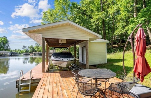Semora House | Hyco Lake getaway in peaceful Semora with lakefront views and private dock.