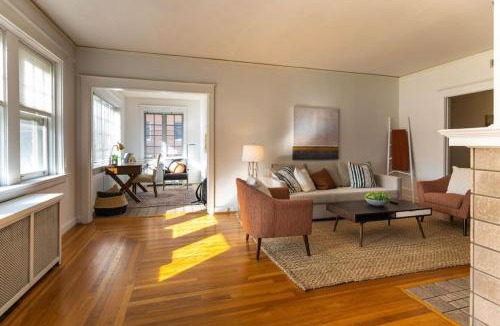 Hyde Park Apartment | Hyde Park Comfort with Office Near Everything